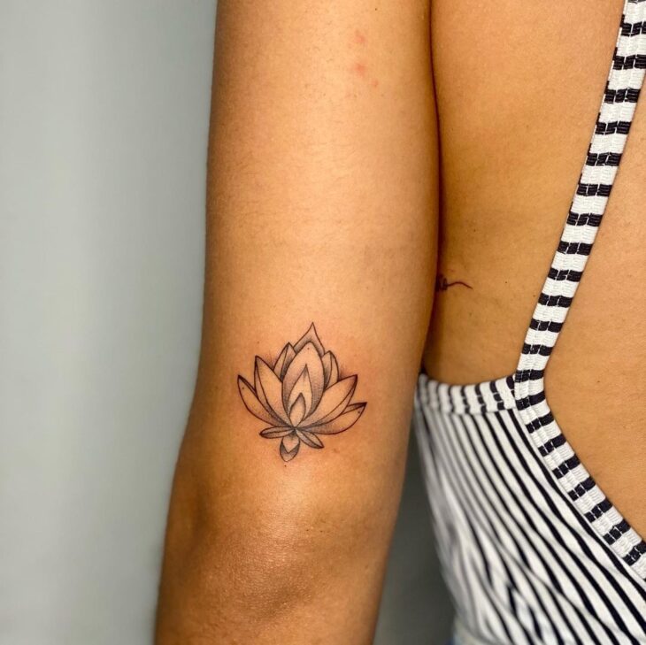 Tatuagem de flor pequena 128