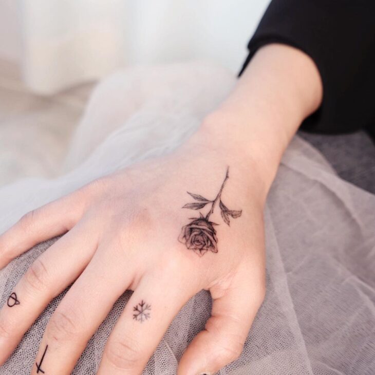 Tatuagem de flor pequena 142