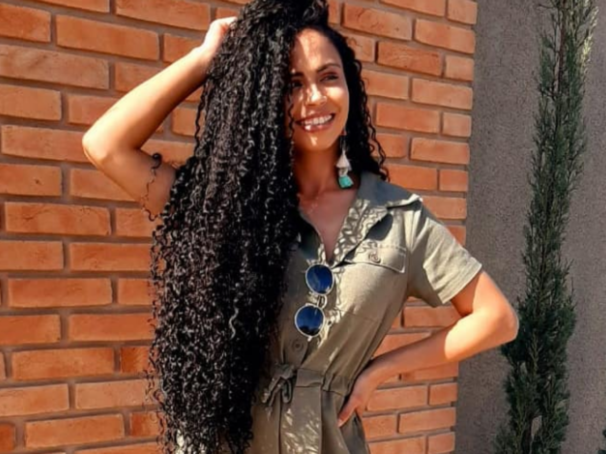 Essa é a tendência de luzes para deixar o cabelo cacheado ainda mais bonito  – Nova Mulher