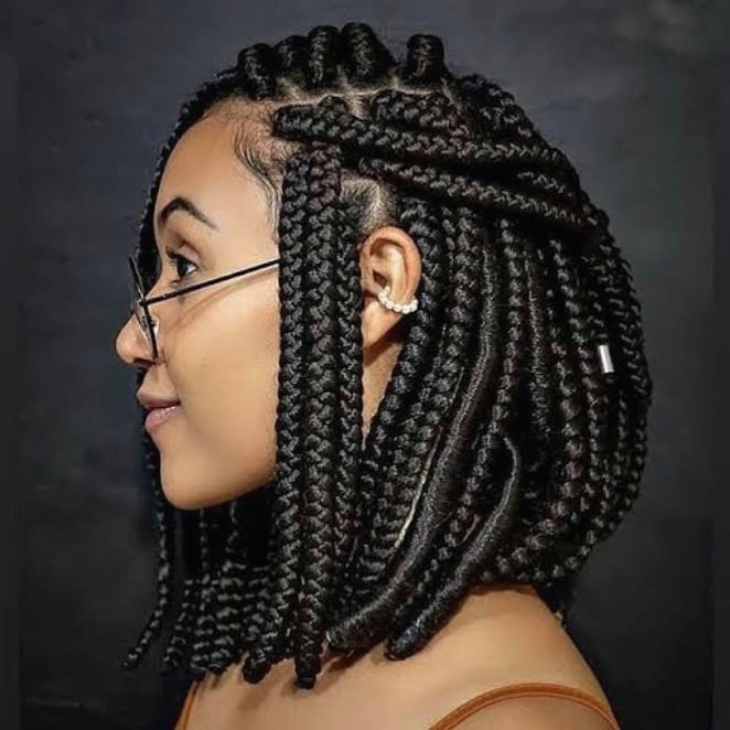 Tranças chanel: fotos e tutoriais que vão te incentivar a aderir ao visual   Bob braids hairstyles, Short box braids hairstyles, Box braids hairstyles  for black women