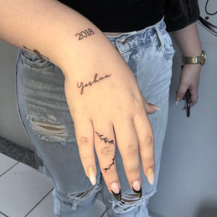 Tatuagem de escrita fina na mão - #escrita #fina #mao #Tatuagem