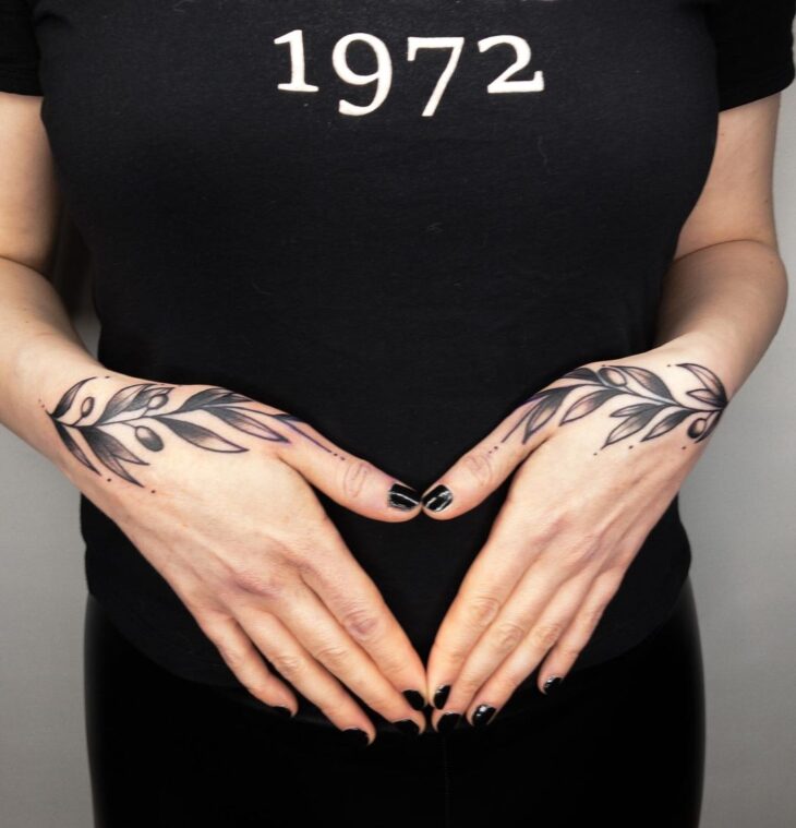 A Mão De Um Tatuador Uma Menina Com Tatuagens E Uma Tatuagem Recém-feita Na  Forma De Uma Palavra Na Mão De Uma Moça Imagem de Stock - Imagem de  manuscrito, arte: 205472765